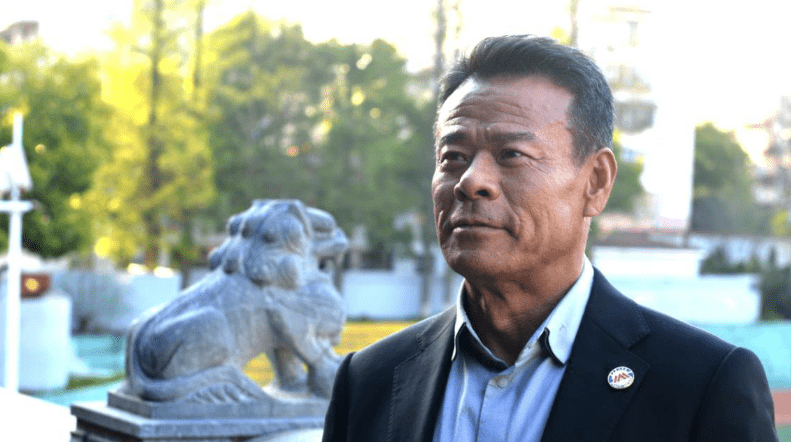 比起银幕上国字脸,面相威严的他,瘦成尖脸,身材单薄的黄品沅判若两人.