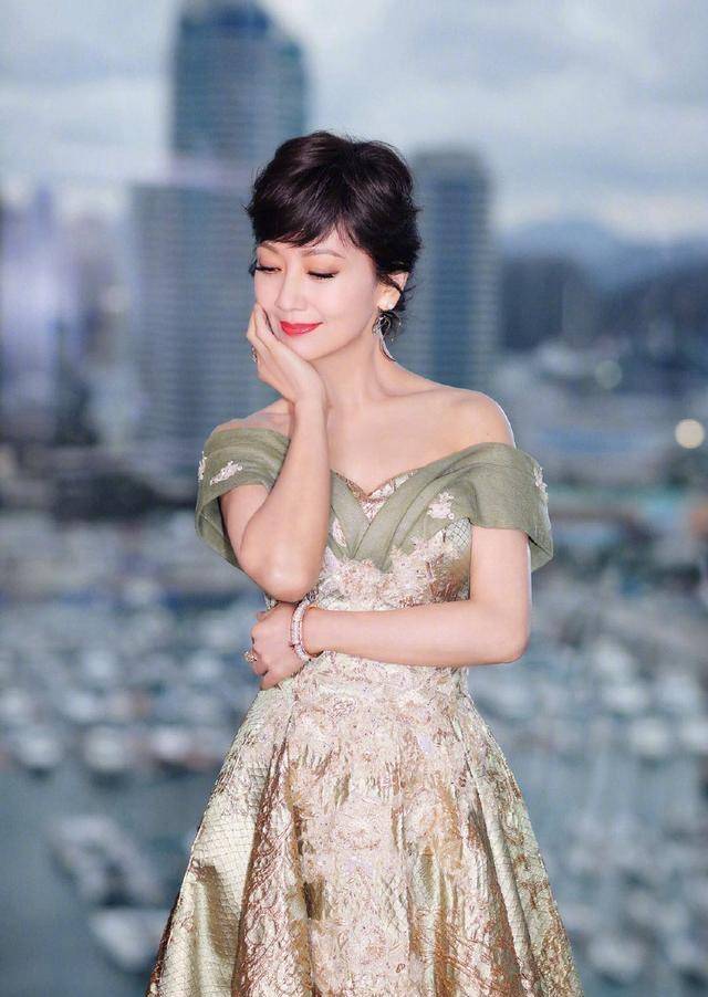 面料|这才是50岁女人该有的打扮，拒绝“扮嫩”，简单高级的气质更美