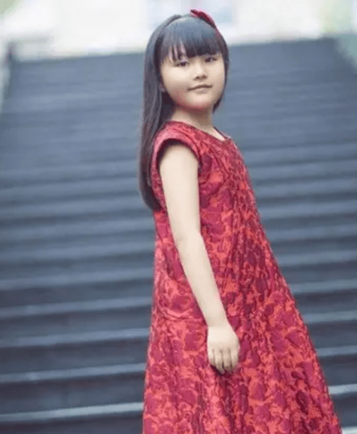设计|李湘女儿穿公主裙拍广告，珠圆玉润很结实，一看就是富养出来的