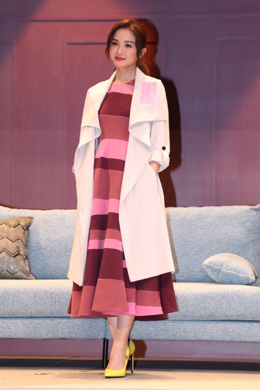 钟欣潼|蔡卓妍越发赶时髦，粉裙搭配黄色恨天高清新活泼，哪像已经37岁了