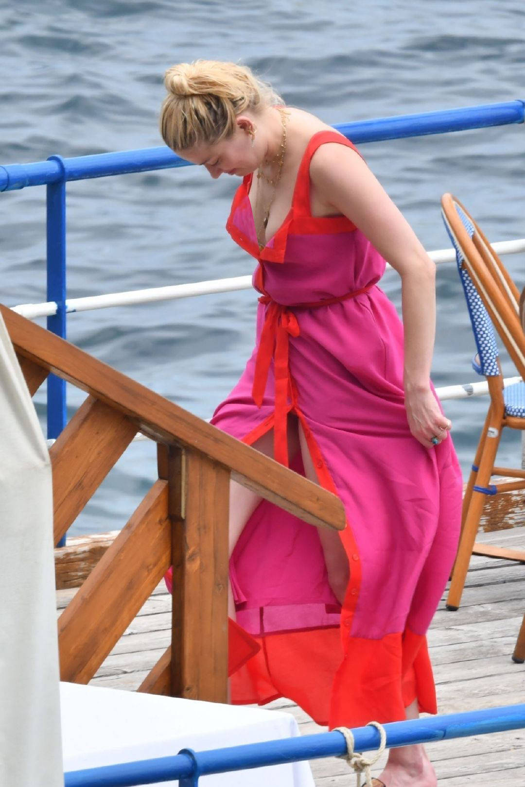 感觉|艾梅柏·希尔德穿粉红色裙子太抢眼，浪漫风格真惊艳