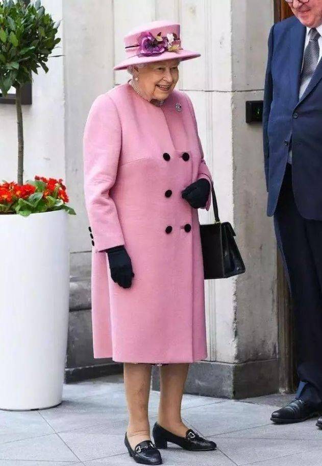 服装|英国女王哪像93岁？穿粉色碎花裙俏皮又减龄，搭珍珠项链贵气十足