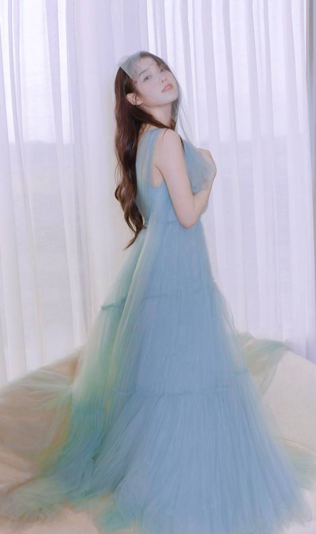 舞台|舞台上的IU穿各种连衣裙，甜美不失美丽大方，笑起来很吸睛