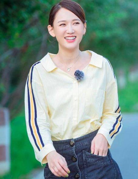 陈乔恩|陈乔恩恋爱后状态更年轻，穿背心短裙美出少女感，哪有9岁年龄差
