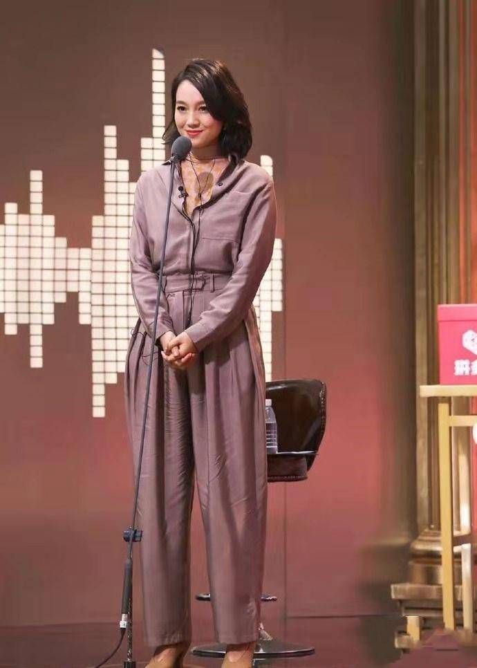 朱丹|朱丹瘦的时候也挺时髦,穿连体裤盖住“脚后跟儿”,腿又显长一截