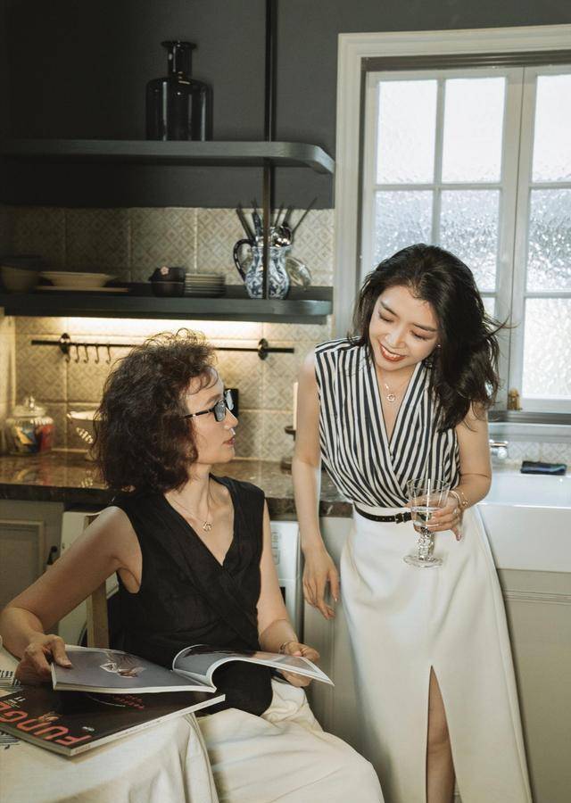 面料|这才是50岁女人该有的打扮，拒绝“扮嫩”，简单高级的气质更美