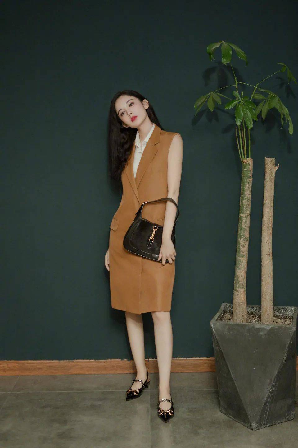 因为|赵雅芝、娜扎与王乐君三人，将干练与温柔集于一体，竟是因为一件马甲裙