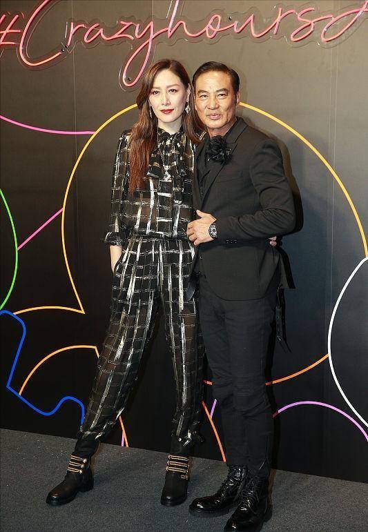 配饰|任达华与超模老婆同框，两人一个精致一个沧桑，看着不像同辈人