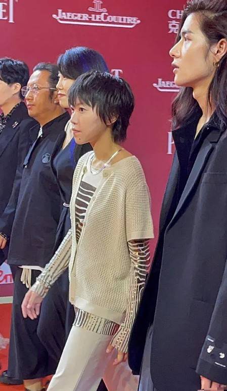 个性|窦靖童真做自己，走红毯不穿礼服却穿一身休闲装，潇洒气质太像妈