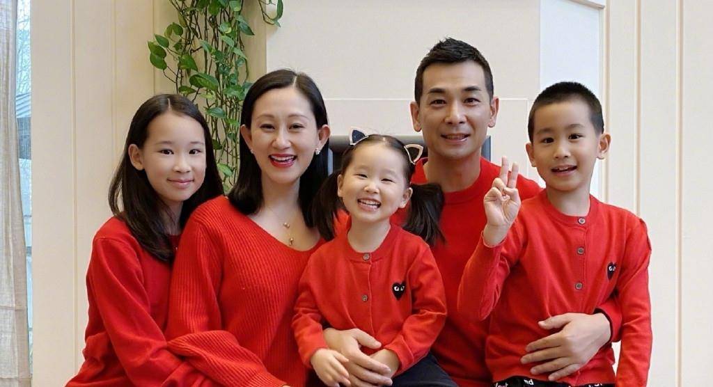 季节|赵文卓女儿离家半年大变样，13岁穿短裤超170，发育成熟似妈翻版