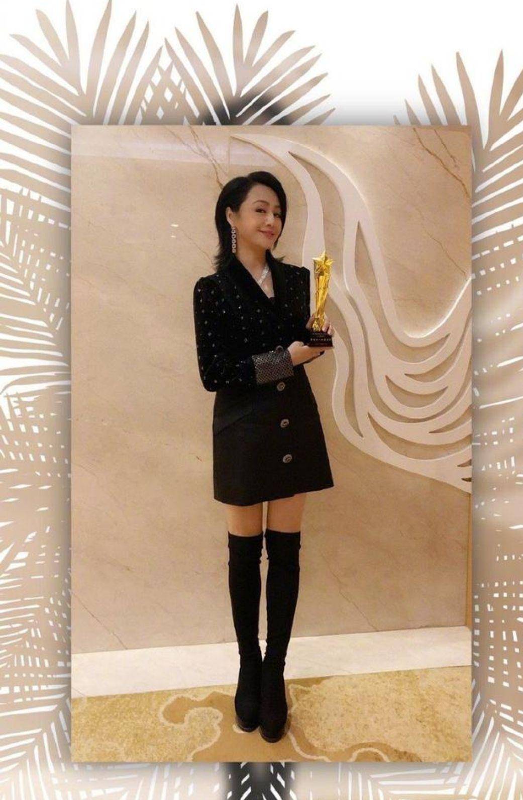 曹颖|曹颖秀出与儿子合照，10岁儿子已经跟妈妈齐肩高，超高颜值很吸睛