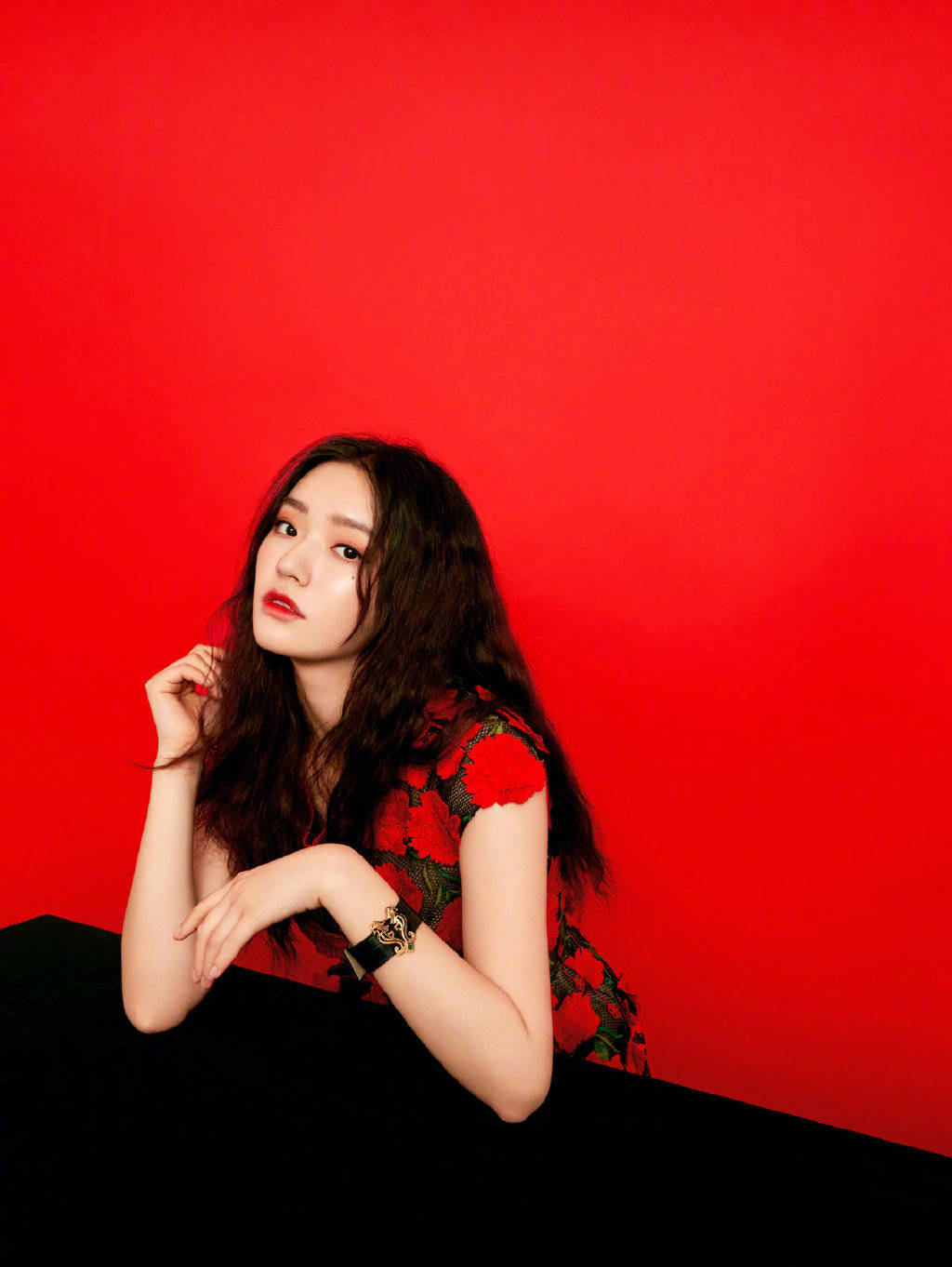 卷发|林允写真照曝光,穿牛仔套装裙配短靴,梳蓬松卷发变复古美女