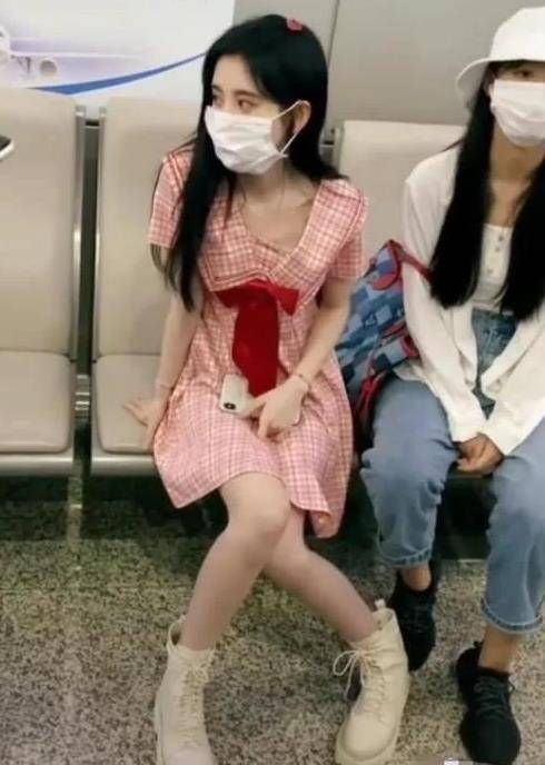 body>|鞠婧祎坐下时裙长不够怎么办看到她