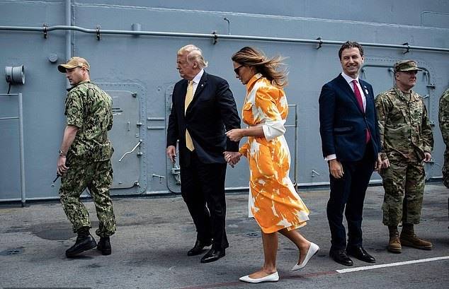 场合|梅拉尼娅舍得穿平底鞋啦!配明亮黄色涂鸦裙好俏皮,衣品让我服气