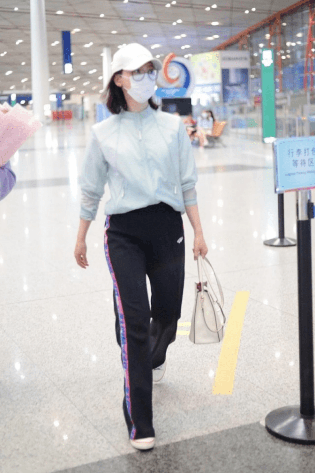 时尚|陈数的气质中年女性里少有,简单装扮也有活力,44岁依旧有少女感