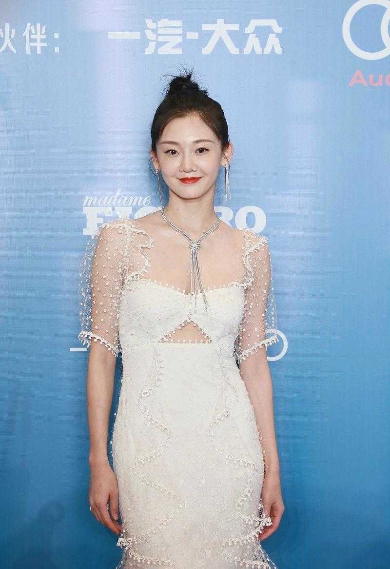 漂亮|苗苗越看越漂亮,一袭白色轻纱的裹身裙亮又纯又欲,郑恺眼光真好