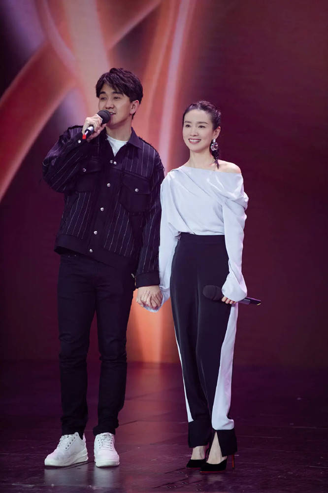 底气|奚梦瑶嫁入豪门有底气,普通长度“校服裤”穿出九分效果,腿真长