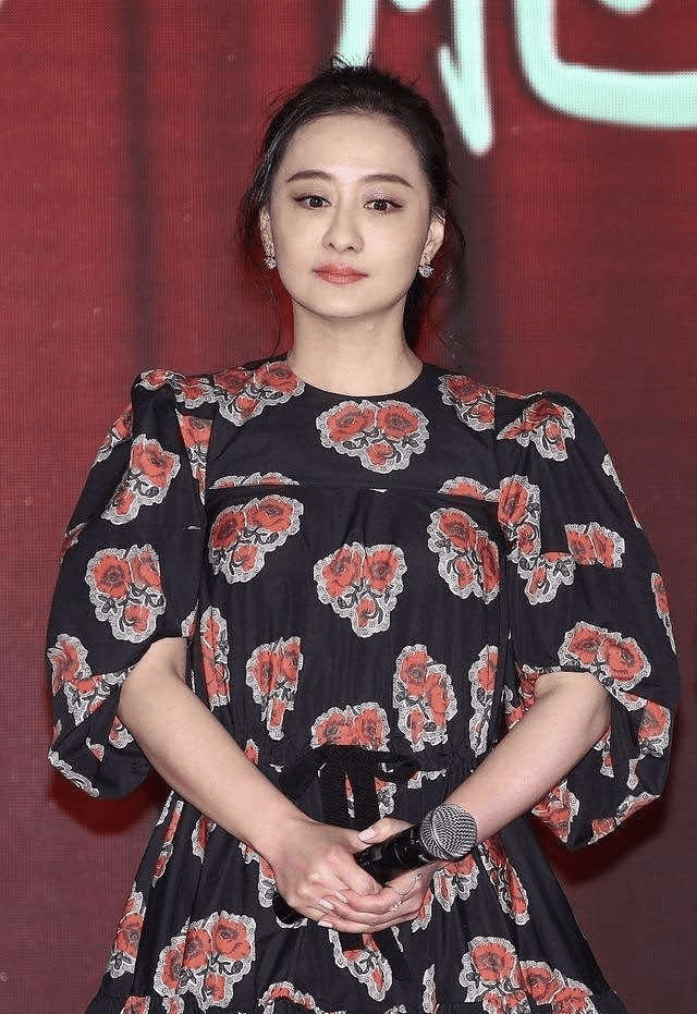 浅色|陈德容开始中年发福？穿印花裙身材变“壮实”，幸好女神气质仍在