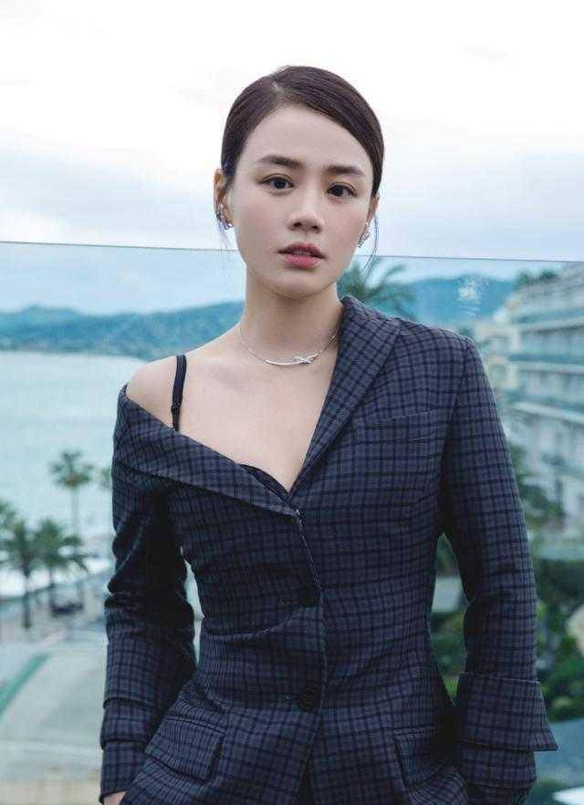 马思纯|马思纯瘦好多！穿那么紧的西装还能露半个肩，裤子上套裙子看不懂