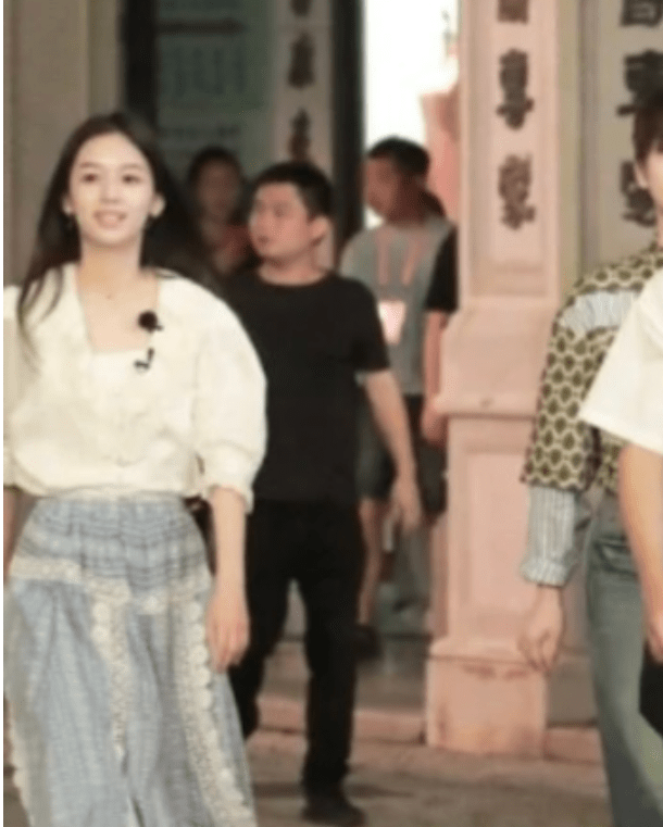 来头|《中餐厅5》路透，全员穿复古风服装，这个飞行嘉宾来头可不小