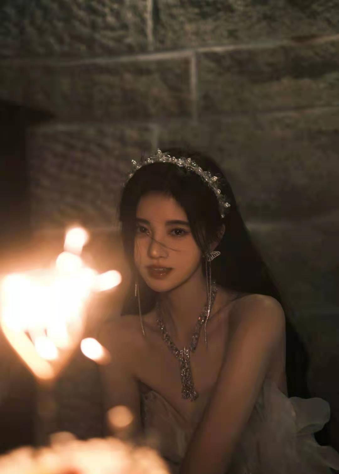 美貌|鞠婧祎生日晒写真，简约赫本风本该高贵，却被万年不变桃花妆毁了