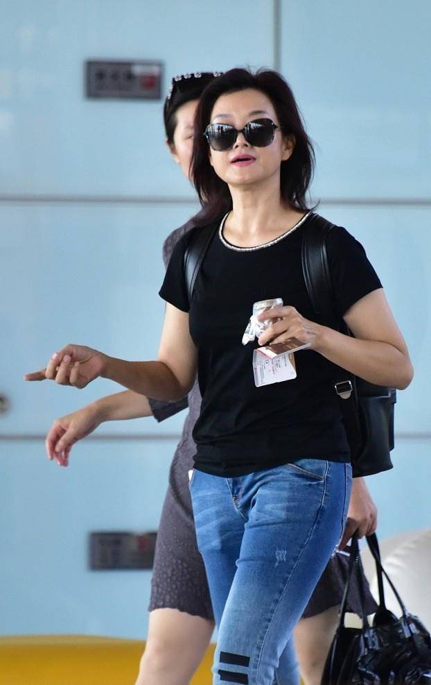 黑色|宋祖英看着真没艺术家的架子，穿得挺接地气，扔人堆里也不出挑