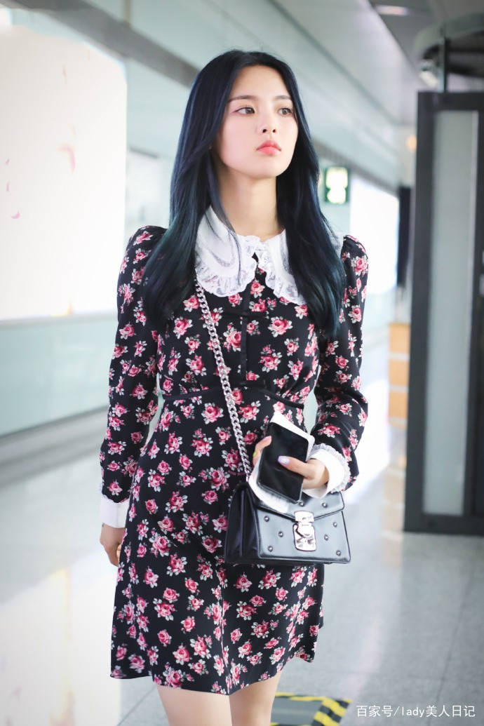 短裙|越杨超越穿花裙子出来“勾搭”人了！碎花短裙+马丁靴，还挺上镜