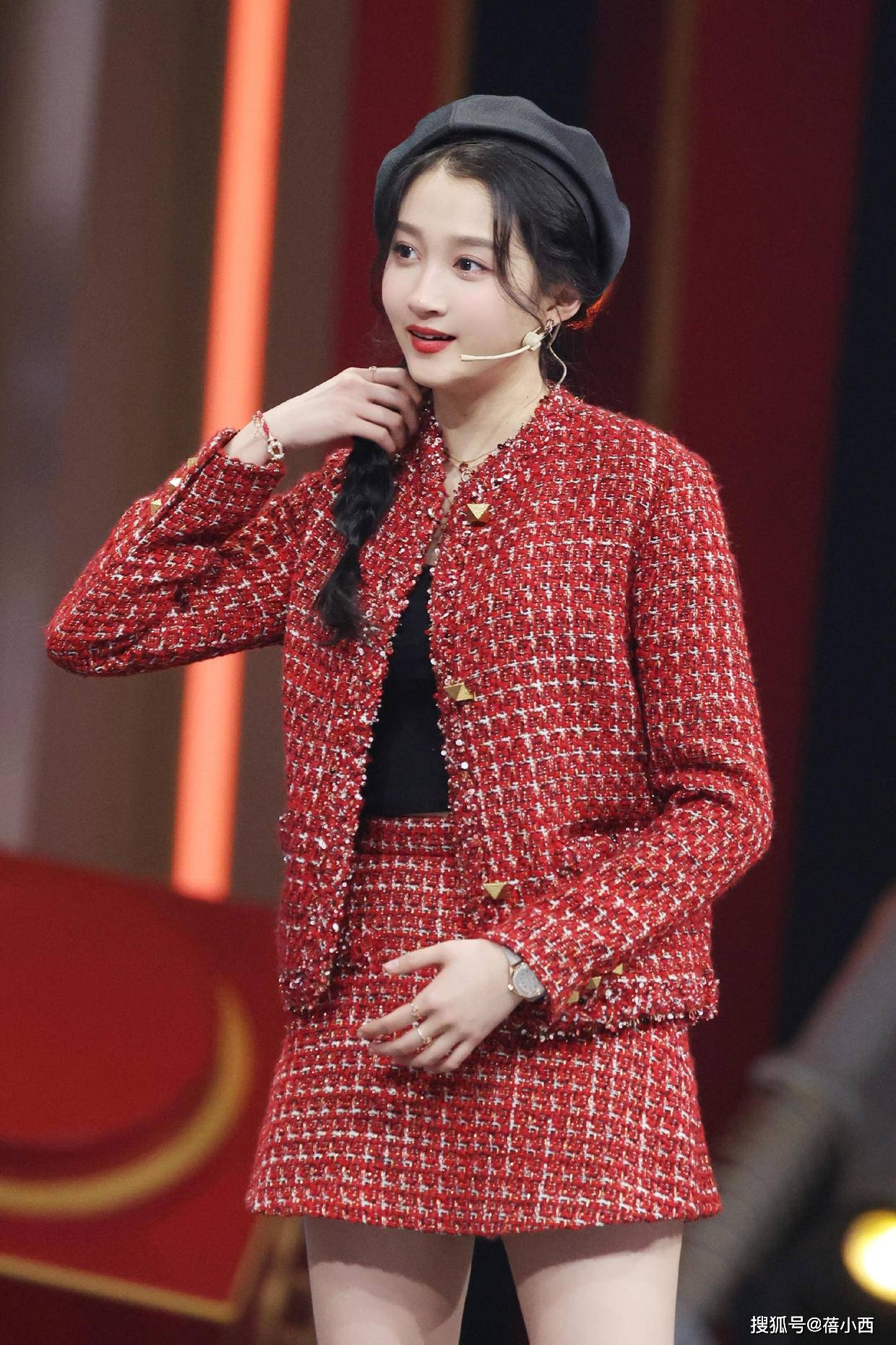 晚礼服|“关晓彤”终于惊艳了红毯，穿抹胸连衣裙腰部“挖空”，气场开挂