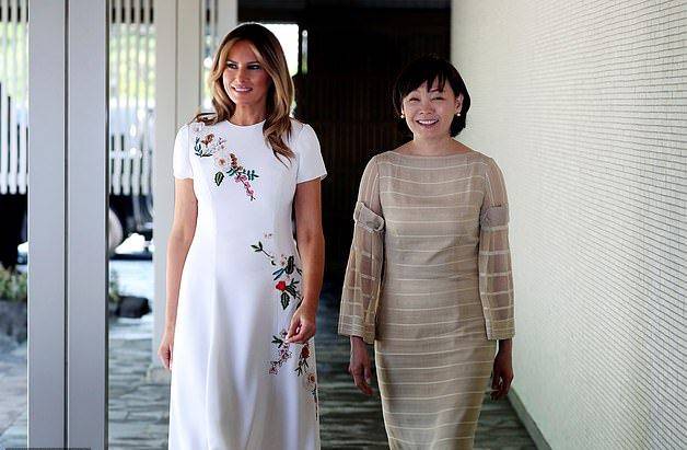 东方|梅拉尼娅穿刺绣裙颇具东方古韵美！日本第一夫人穿条纹裙输了气场