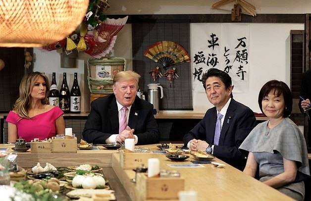 东方|梅拉尼娅穿刺绣裙颇具东方古韵美！日本第一夫人穿条纹裙输了气场