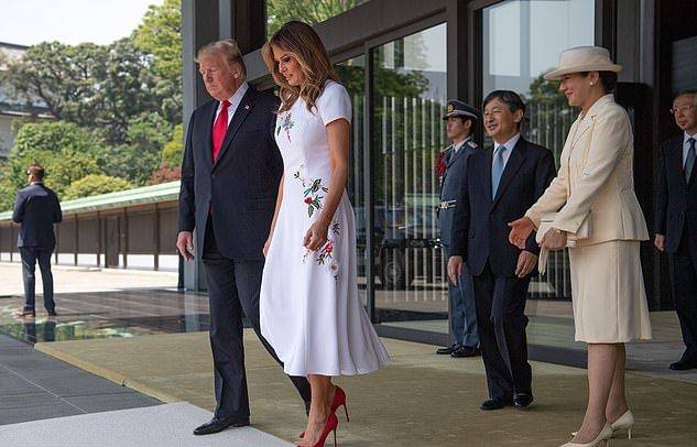 东方|梅拉尼娅穿刺绣裙颇具东方古韵美！日本第一夫人穿条纹裙输了气场