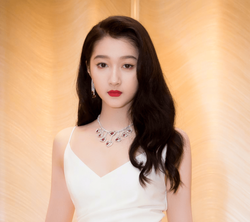 演技|关晓彤新剧海报出炉，我却被女配角颜值吸引，晓彤要有压力啦