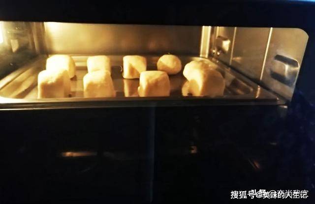做法|早餐冷馒头换一种方式吃特别香,奶香烤馒头的做法