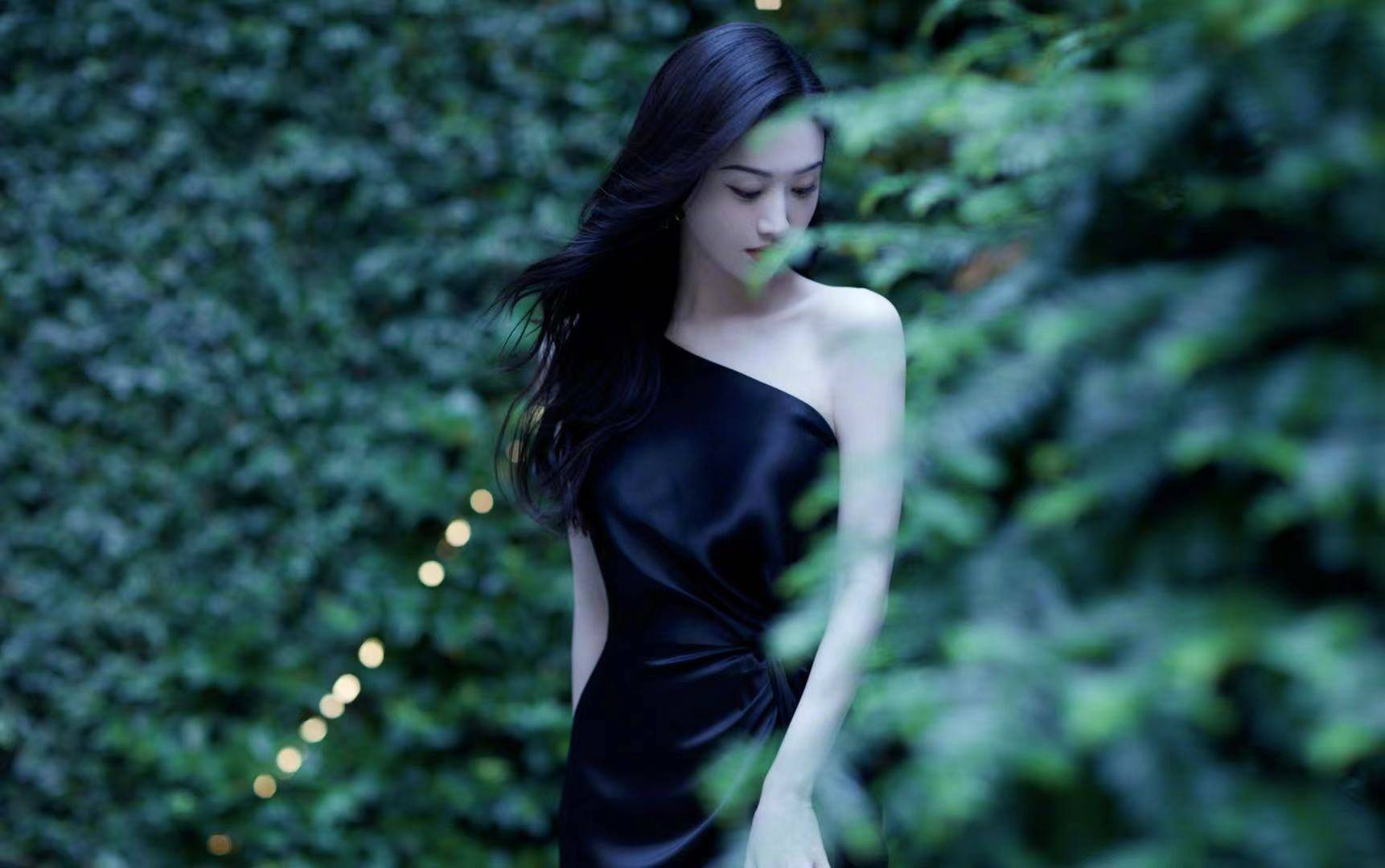 景甜穿黑色斜肩长裙拍大片 微卷长发锁骨线条优越