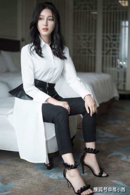 套装|甘婷婷的原装身材就是靓，穿紧身露背连衣裙秀出真本领，气质惊艳