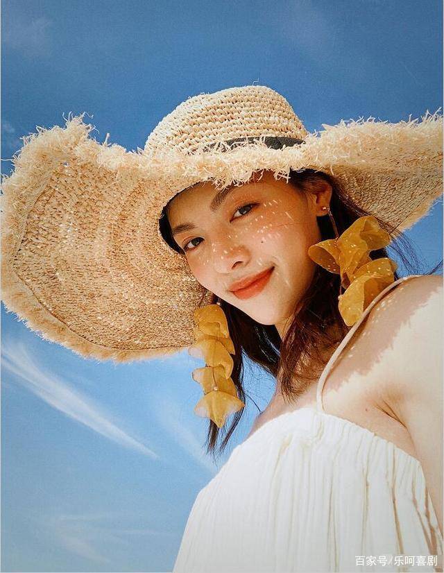 钟楚曦|钟楚曦晒沙滩美照，公主裙配草帽大秀美腿，身材火辣堪称仙女本人