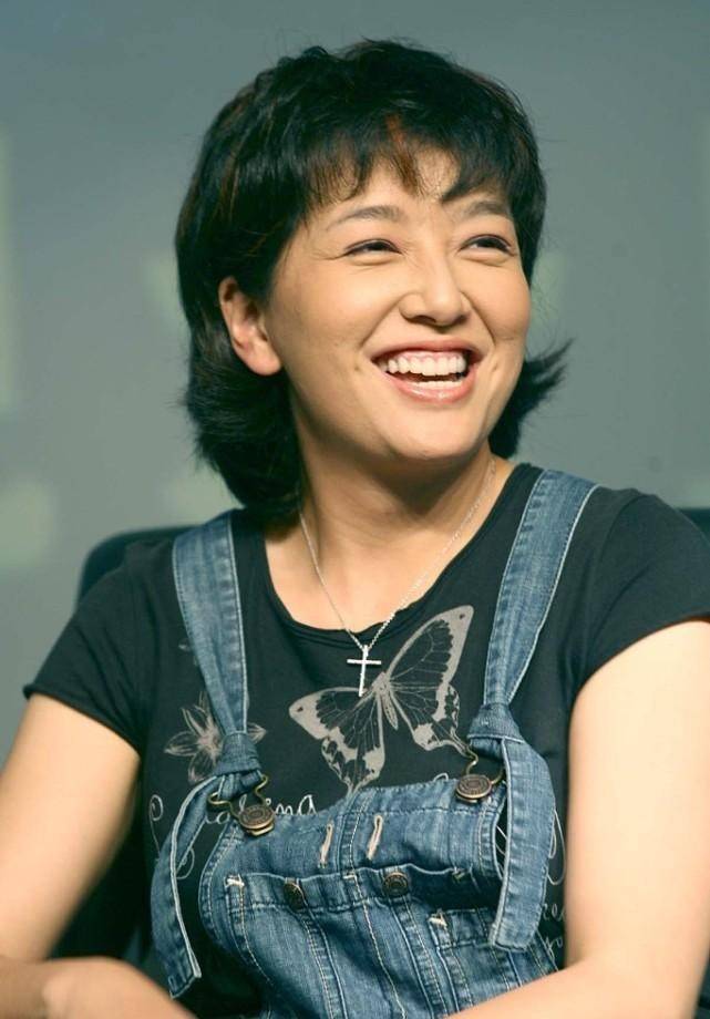 江珊|年纪大的女人轻易别扮嫩，江珊穿着背带裤的样子，一般人驾驭不了