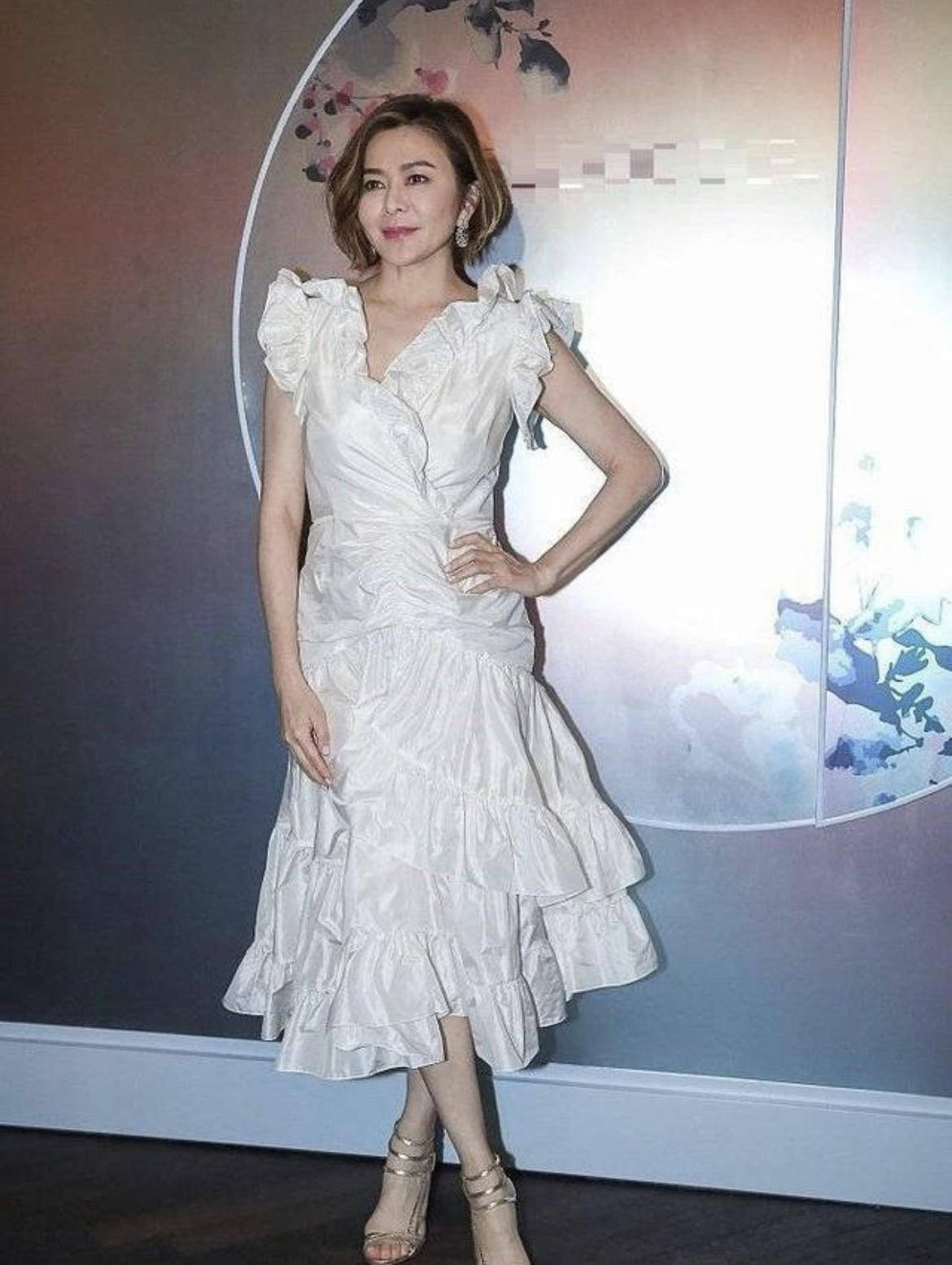 披肩|关之琳“阿姨圈顶流”，身穿一袭小黑裙配黑色皮草披肩，华贵时髦