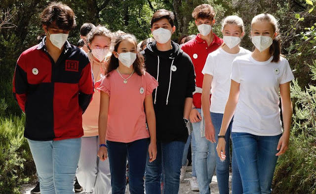 名媛|西班牙未来女王储真朴素！双膝跪泥地不嫌脏，白T都被穿出名媛范