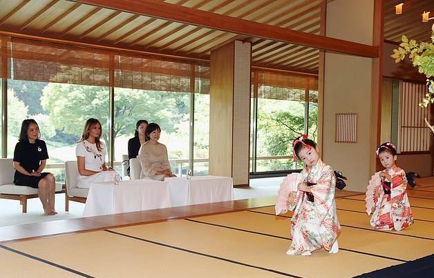 东方|梅拉尼娅穿刺绣裙颇具东方古韵美！日本第一夫人穿条纹裙输了气场