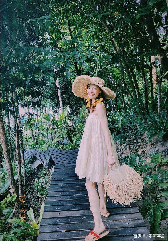 钟楚曦|钟楚曦晒沙滩美照，公主裙配草帽大秀美腿，身材火辣堪称仙女本人