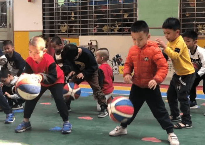 什么|幼儿园一次性开15个“兴趣班”，可能只有一个实用，打基础更重要