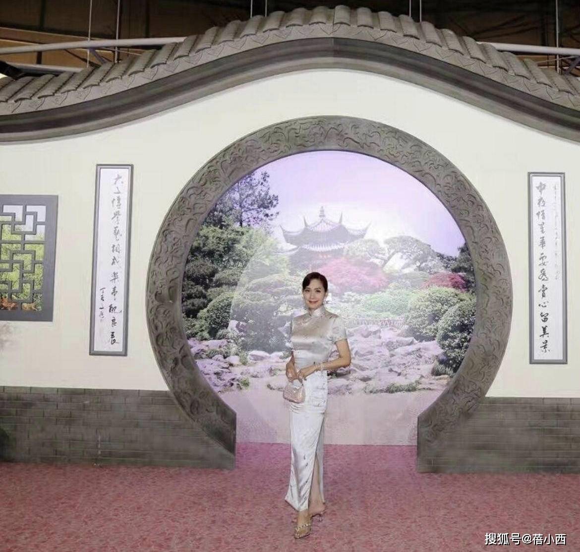 气质|邝美云的原装身材太惊艳，58岁还能穿修身蕾丝裙，越老越有女人味