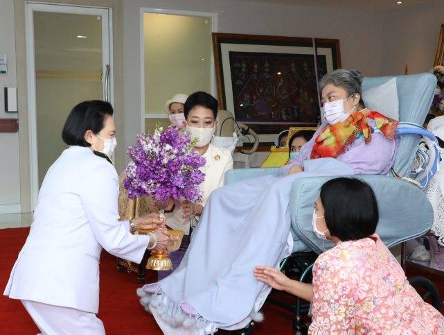 因为|泰王对待前任真狠！穿情侣装陪苏提达营业，却无视原配妻子的生日