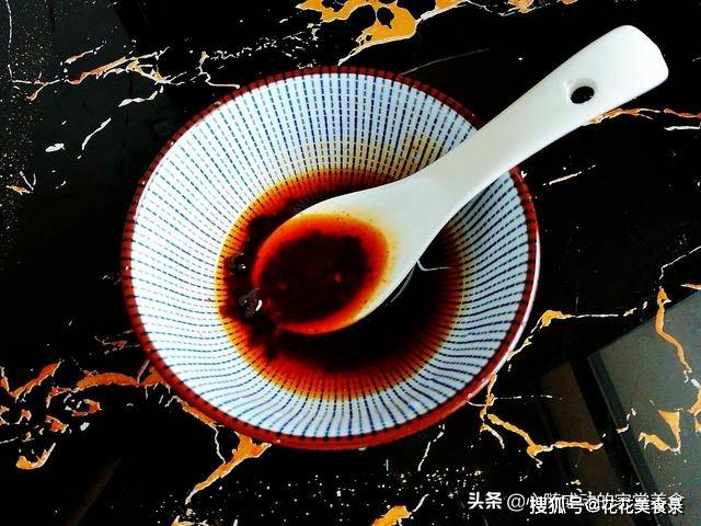 辣椒粉|教你在家做烤金针菇，简单美味，3块钱吃到撑，拿肉都不换！