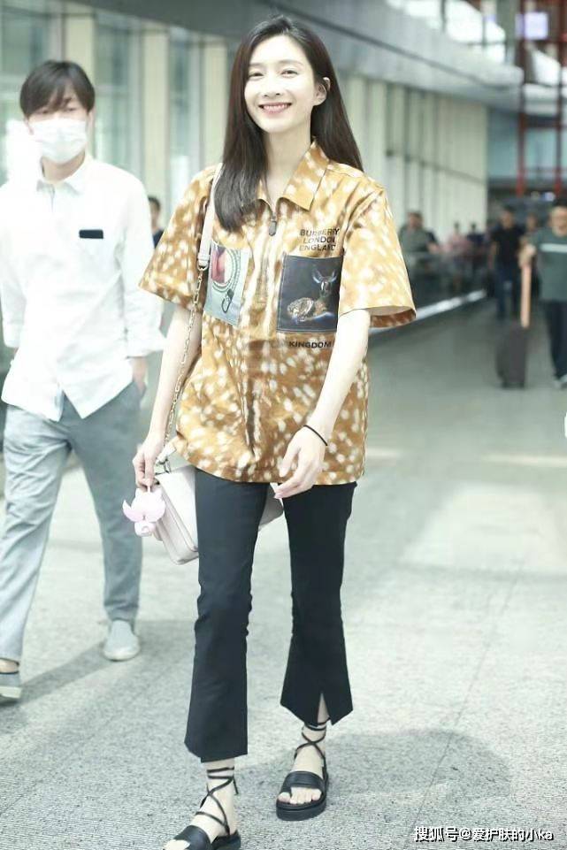 江疏影|江疏影不愧是生图女神,随便一件花衬衫都出挑,路人镜头很迷人