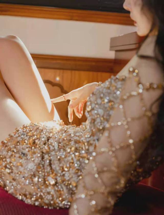 短裙|杨幂官宣单身后魅力无处安放!穿碎钻短裙闪耀全场,成红毯大赢家