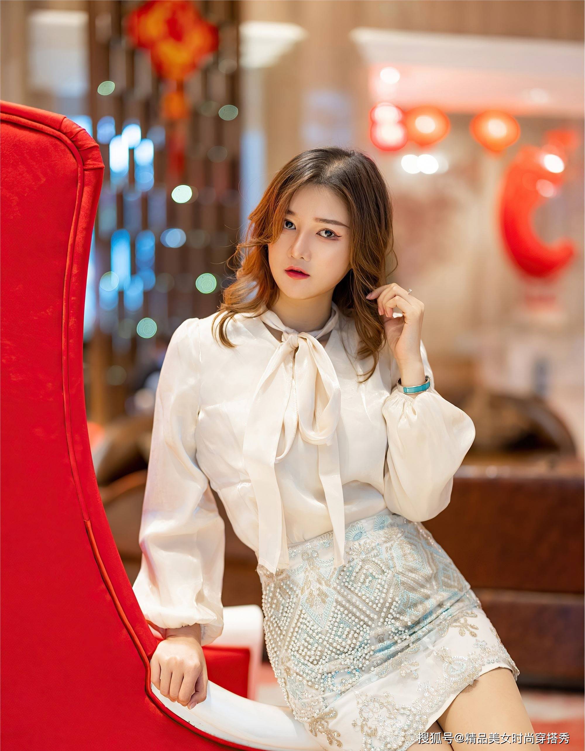 衣领|雪纺衫搭配印花短裙,简约大气,尽显优雅的知性美