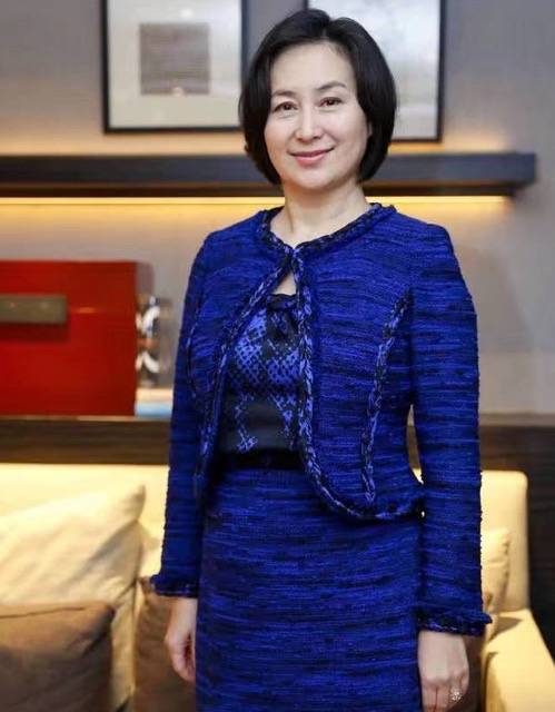 底气|何超琼有豪门底气，“芭比粉”也能穿出贵妇风，一般同龄人难驾驭