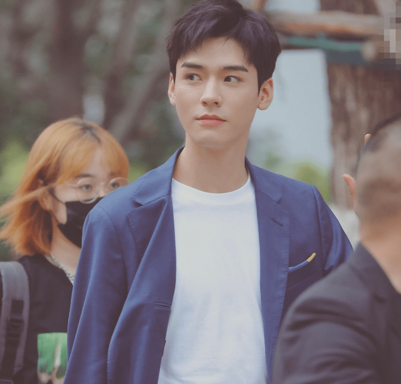 来头|《中餐厅5》路透，全员穿复古风服装，这个飞行嘉宾来头可不小